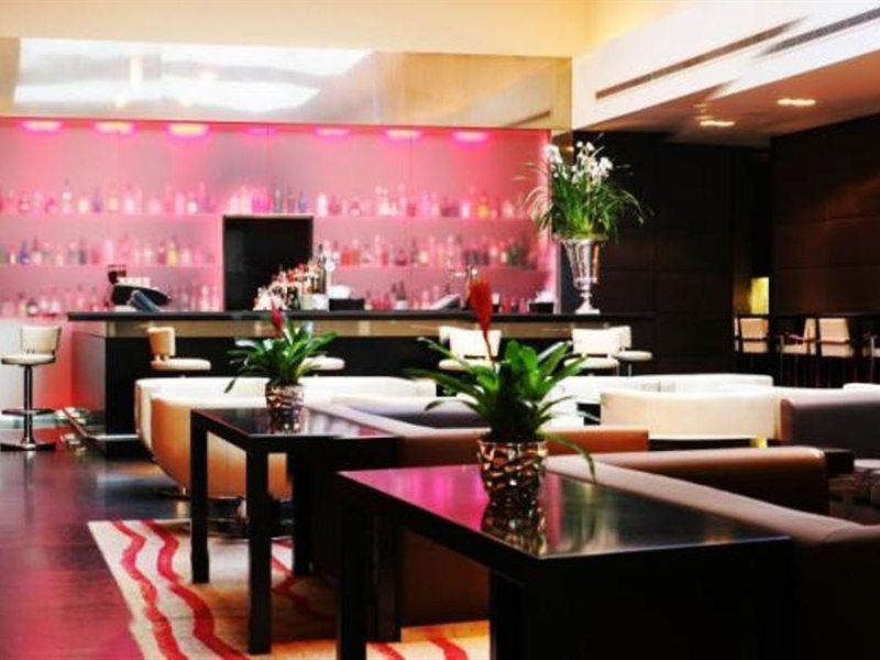 Plaza On The River 런던 외부 사진 The bar at the W London