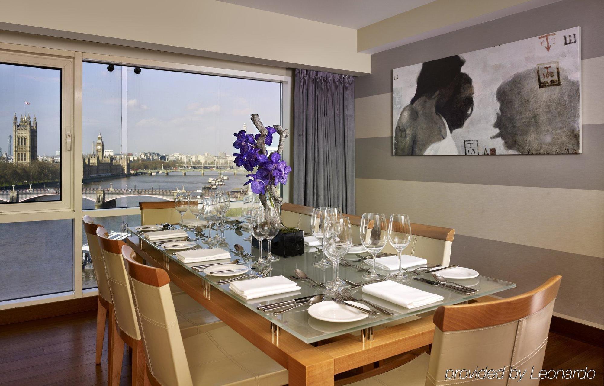 Plaza On The River 런던 레스토랑 사진 A dining room at the InterContinental London O2