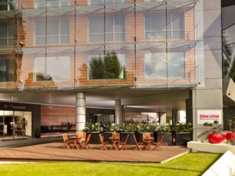 Plaza On The River 런던 외부 사진 The courtyard