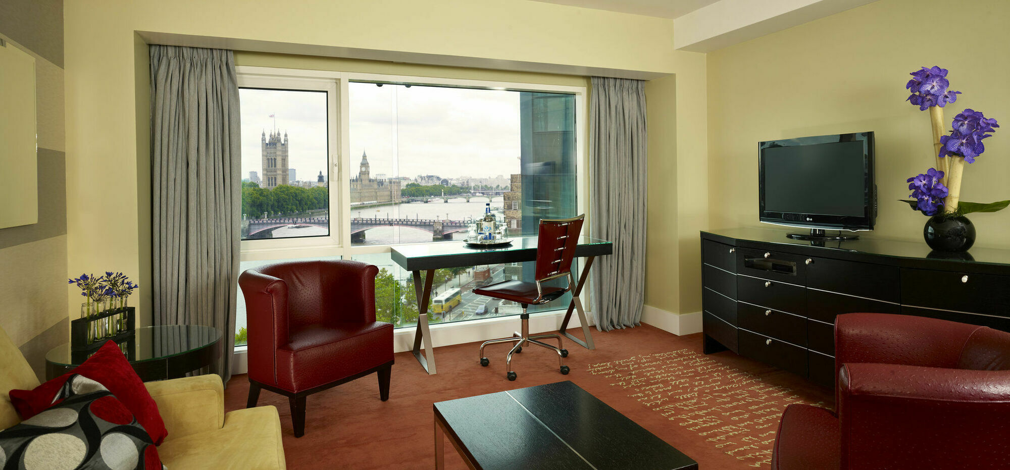 Plaza On The River 런던 외부 사진 A room at the InterContinental London