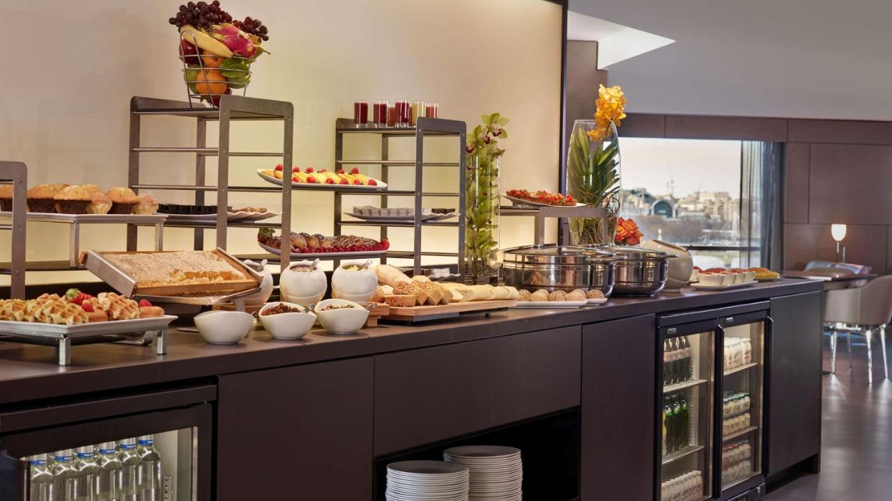 Plaza On The River 런던 외부 사진 A buffet at a hotel