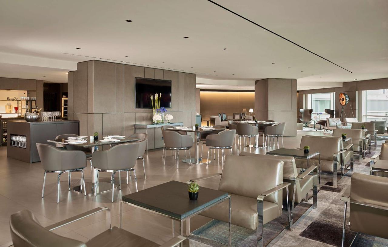 Plaza On The River 런던 외부 사진 The Club lounge at London Heathrow Airport