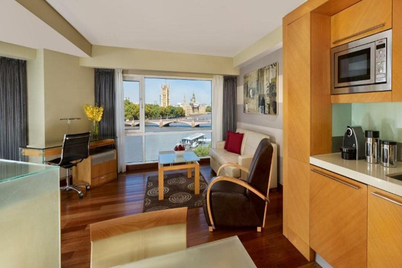Plaza On The River 런던 외부 사진 A typical serviced apartment in London